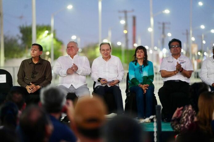 Con entrega de primer Sendero Seguro del país, Gobernador Durazo consolida mayor seguridad en la frontera; son 40 kilómetros de luminarias en una primera etapa con una inversión de 50 millones de pesos para brindar entornos más seguros y dignos a las familias sonorenses, mediante infraestructura que favorezca la convivencia social y reduzca zonas de riesgo en la vía pública.