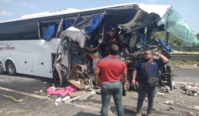 Cuatro muertos al chocar autobús contra un camión de carga; trágico percance carretero que además ha dejado varias personas lesionadas.