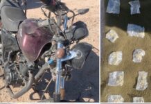 Abandonan motocicleta con droga debajo del asiento