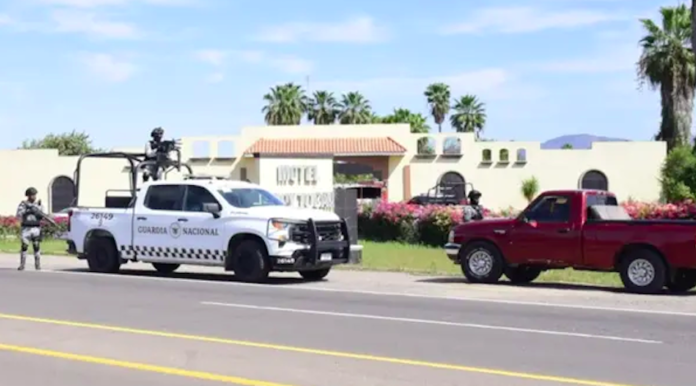 #Los Mochis Muere pareja de jóvenes en un motel por intoxicación con monóxido de carbono; otros dos jóvenes fueron hospitalizados; se quedaron dormidos con el vehículo encendido en una habitación.