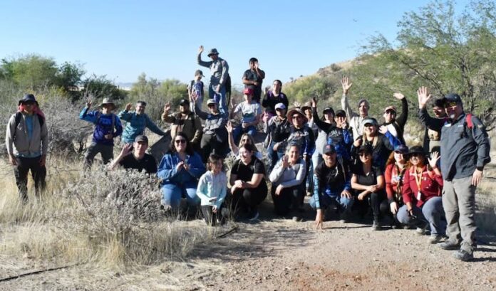 Con actividades en un pulmón de Hermosillo reciben Gobierno Municipal y colectivos ambientalistas a la primavera; participaron conjuntamente en una jornada de senderismo interpretativo en el cerro Johnson.