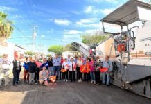 Arranca Toño Astiazarán junto a vecinos del sector, trabajos de recarpeteo en la calle Sahuaripa