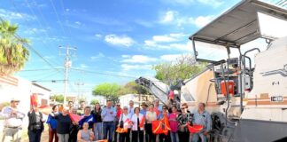 Arranca Toño Astiazarán junto a vecinos del sector, trabajos de recarpeteo en la calle Sahuaripa