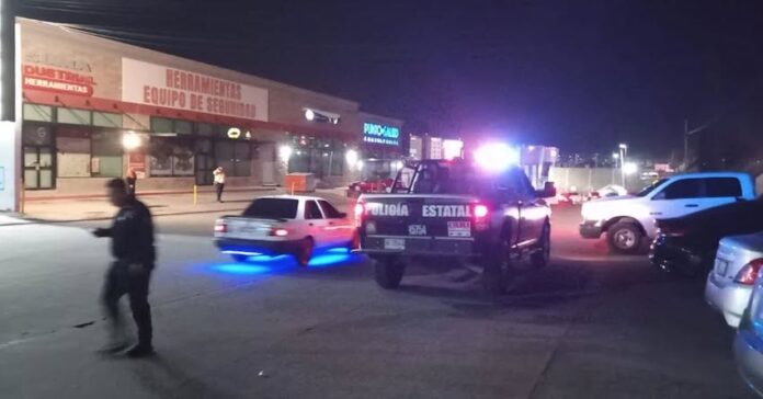 Dos personas heridas en ataque armdo en el exterior de tienda Sorian, anoche; se trata de un joven y una mujer, el primero se encuentra muy grave; el autor de estos hechos huyó.