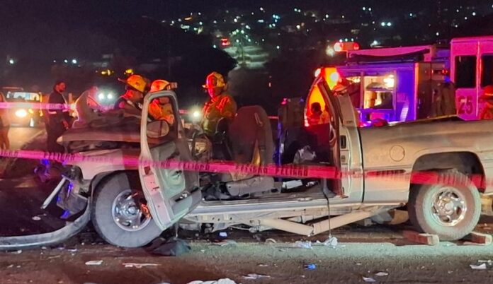 Muere una mujer en impresionante choque carretero; lamentable accidente que además de siete heridos; los Bomberos utilizaron la ‘quijada de la vida’ para rescatar a una persona que había quedado atrapada.