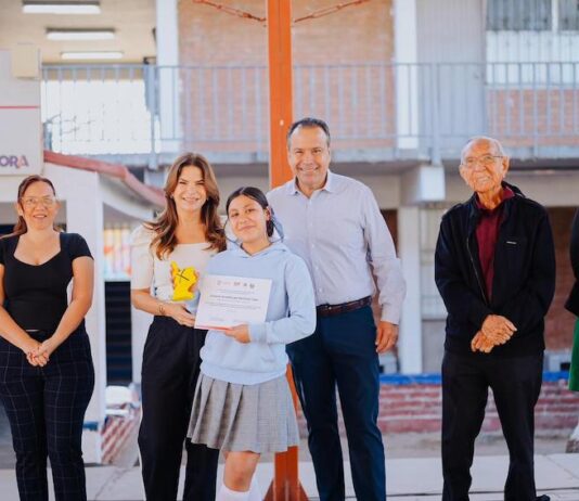 Reconocen Toño Astiazarán y Patty Ruibal a más de 600 estudiantes graduados del programa “Advertencia” en Secundaria General 3