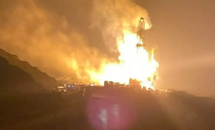 #Nacional Explosión e incendio en pozo petrolero, en Veracruz; siniestro visible a varios kilómetros y que generó alarma entre trabajadores y habitantes de la zona.