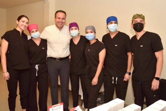 Recibe Toño Astiazarán reconocimiento de Ciudades Capitales por programas de salud pública a favor de las familias; el Ayuntamiento de Hermosillo impulsa programas como Construyendo Sonrisas, Salud H En Tu Casa y entrega de lentes gratuitos.