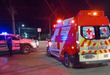 Policías auxilian a un hombre que se estaba infartando