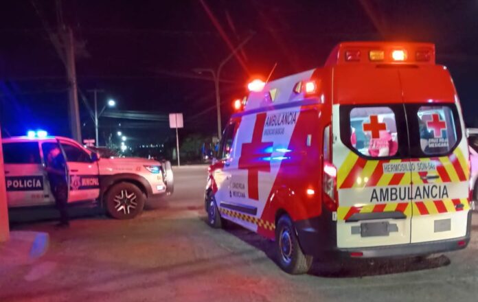 #Hermosillo Policías auxilian a un hombre que se estaba infartando; el paciente llegó a la Comandancia a pedir auxilio, porque se sentía muy mal; fue llevado al Hospital IMSS.