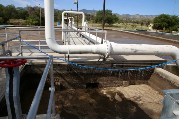 Gobernador Durazo invierte 770 millones en obras hidráulicas para la frontera; el mandatario estatal informó que se invertirán 400 millones de pesos en 2026 y 370 millones en 2027 para impulsar el tratamiento de aguas residuales en la franja divisoria.