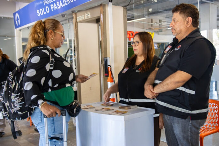 #Hermosillo C5i Sonora refuerza información sobre líneas 9-1-1 y 089 durante operativo “Heroínas y Héroes Paisanos”; con el objetivo de fortalecer la cultura de la prevención y orientar a la ciudadanía sobre el uso adecuado de las líneas de emergencias.