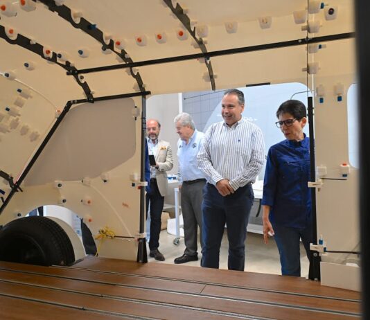 Reconoce Toño Astiazarán talento local que trabaja en vehículo eléctrico multipropósito