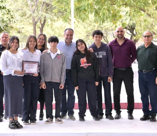 Reconoce Toño Astiazarán a estudiantes de la secundaria 9 que ganaron concurso de calaveras con material reciclado