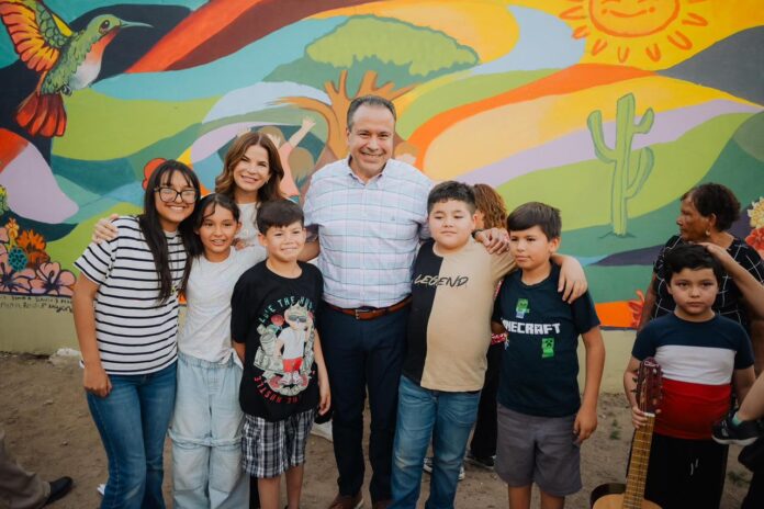 Apoyan Toño Astiazarán y Patty Ruibal talento de niñez hermosillense con mural comunitario en CIF Norte; niñas y niños plasman su talento a través de un mural comunitario en colaboración con el Colectivo Ojo de Zanate.