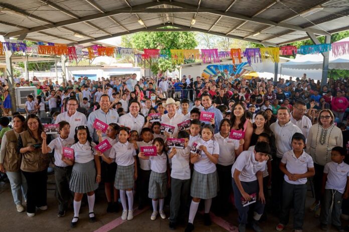 Gobernador Durazo respalda la educación de estudiantes de Miguel Alemán con becas y mejoras en planteles; el mandatario estatal entregó 736 becas del programa Sonora de Oportunidades a estudiantes de primarias públicas en Miguel Alemán, además de supervisar la ampliación del CBTA número 264, donde se invierten más de 20 millones de pesos.