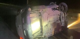 Vuelca vehículo tras chocar contra barandal metálico