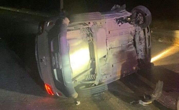 Vuelca vehículo tras chocar contra barandal metálico; accidente de la madrugada de hoy en el bulevar Tetakawi, de San Carlos.