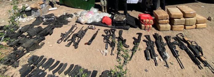 Aseguran arsenal en Sonora; en el municipio de Arizpe tres sujetos alacanzaron a huir al notar la presencia de fuerzas federales; abandonaron las armas al interior de una camioneta.