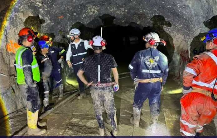 #Sinaloa ¡Es un milagro! Localizan con vida a otro minero arapado en la mina de El Rosario; es el segundo en ser localizado con vida; quedan todavía dos compañeros al interior.