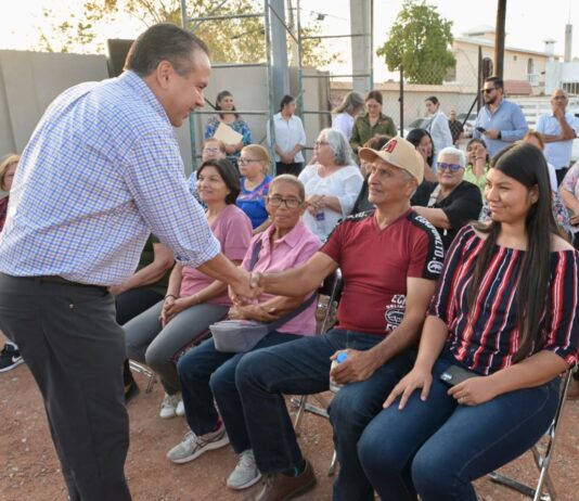 Apoya Toño Astiazarán a familias de la colonia Mártires de Cananea con obra ganadora del Presupuesto CRECES