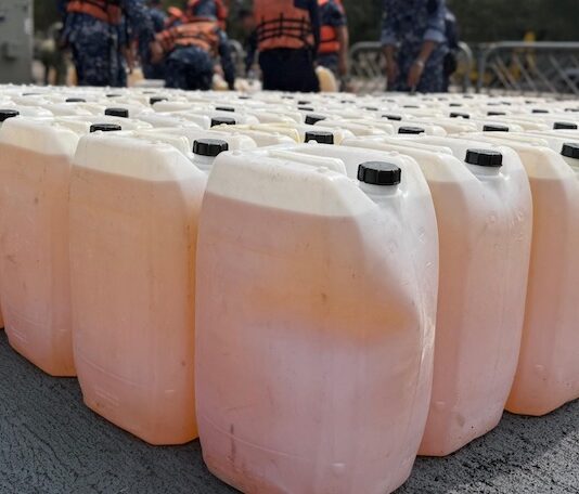 Aseguran embarcación con 103 bidones de combustible; hay 3 detenidos