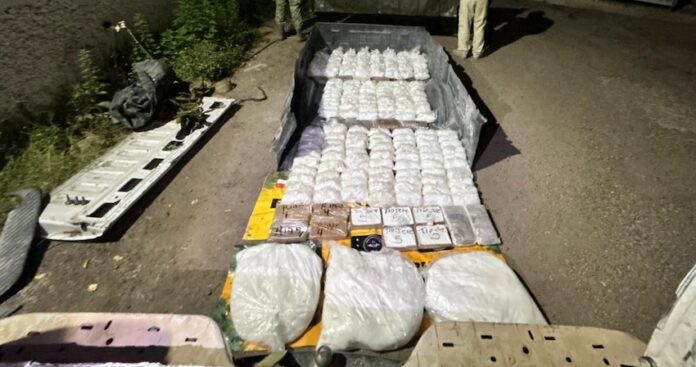 Aseguran 210 bolsas con cristal y cocaína en un doble fondo de una camioneta; el decomiso se llevó a cabo en Ciudad Obregón; la pick-up, de la marca Ford cuenta con reporte de robo; no se habla de detenidos.