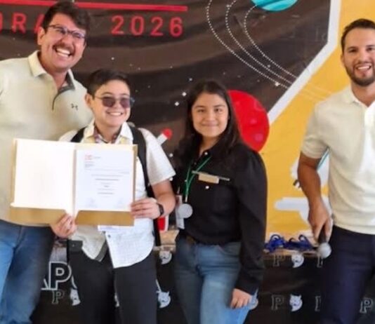 Crean estudiantes guaymenses bastón inteligente para mejorar la movilidad y seguridad