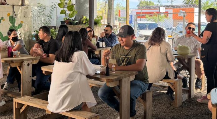 Disfrutan vacacionistas del Corredor Gastronómico de San Pedro el Saucito en Hermosillo; los establecimientos de alimentos de San Pedro se confirman esta Semana Santa como lugares de encuentro y convivencia familiar.