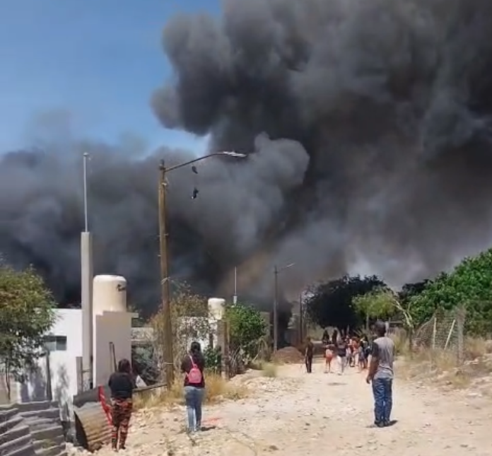 Abuelita vive de su pensión ‘Bienestar’, hoy un incendio acabó con su casa; de 71 años de edad, vive sólo con un nieto; se solicita ayuda ciudadana para que pueda levantar de nuevo su hogar.