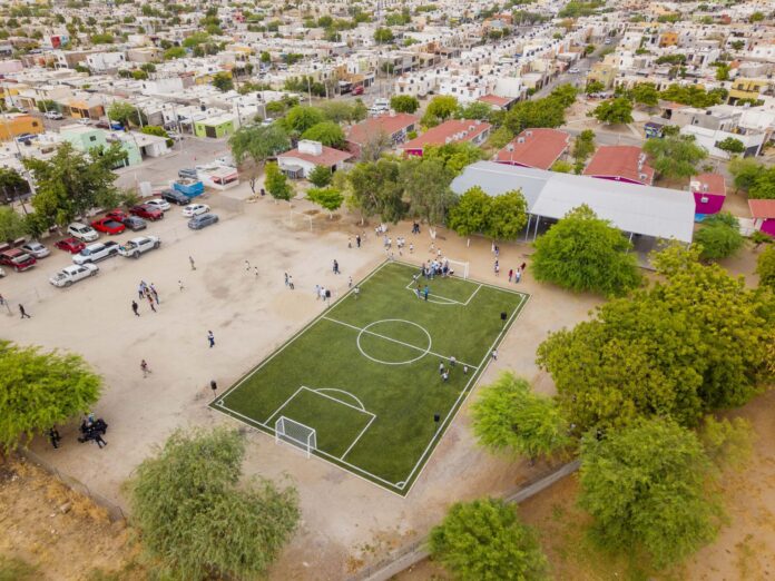 Hace equipo Toño Astiazarán a favor del deporte con la entrega de cancha de futbol en Las Lomas; es una inversión tripartita entre Gobierno Municipal, Gobierno del Estado y comunidad para hacer posible la construcción de la cancha de futbol.