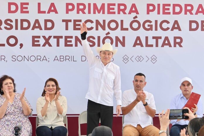 Gobernador Durazo transforma el noroeste de Sonora con universidad en Altar y vivienda en Caborca; en su gira por el noroeste, también hizo entrega de 600 escrituras y fortaleció el patrimonio de familias de Caborca, además de supervisar la construcción de una planta de tratamiento de residuos sólidos con inversión de 180 millones de pesos.