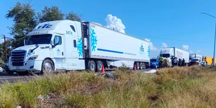 Mueren 2 hermanas al ser embestidas por una camioneta; viajaban a bordo de una motocicleta la tarde de este sábado; el accidente ocurrió en la carretera México 15.