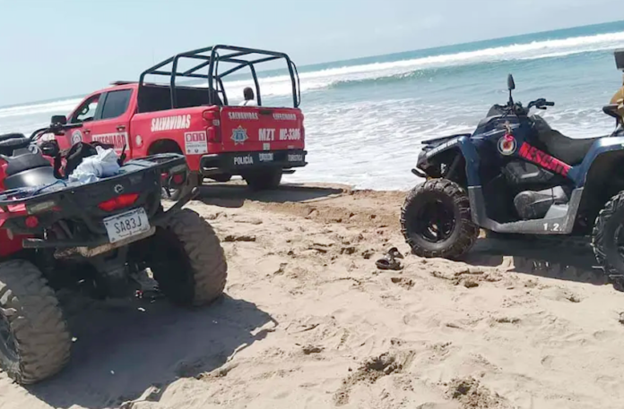 Menor de 15 años desapareció en playa de Mazatlán; el domingo fue arrastrado por una fuerte ola, junto con dos amigos; estos pudieron salir, pero a el se lo llevó la corriente.