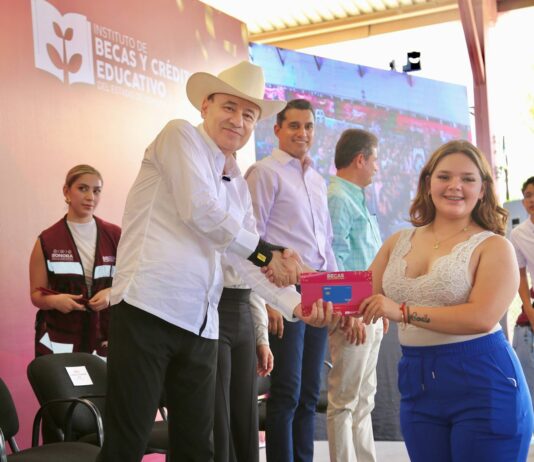 Gobernador Durazo impulsa becas universales para aliviar gasto familiar y mantener a jóvenes en clases