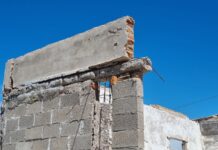 Ante el riesgo de que colapsara, proceden a la demolición de inmueble antiguo en El Cochórit