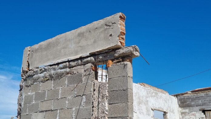 Ante el riesgo de que colapsara, proceden a la demolición de inmueble antiguo en El Cochórit, construcción ubicada entre la playa y el Malecón, representaba un peligro para visitantes.