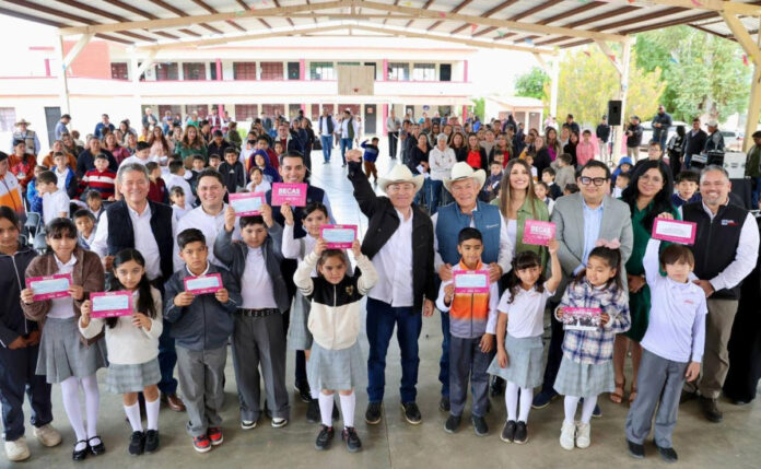 Gobernador Durazo beneficia a familias sonorenses con más becas, más apoyos y menos gastos; dinero para útiles y uniformes para que las y los estudiantes sigan adelante.
