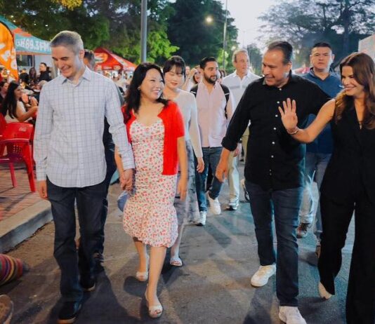 Recorren Toño Astiazarán y Patty Ruibal Centro Histórico en las Fiestas del Pitic