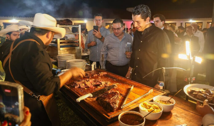 Fortalecen promoción turística con reconocimiento de National Geographic; publicación internacional resalta el auge global de la carne asada, las tortillas, los mariscos y el bacanora.