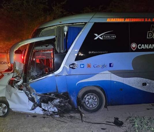 Un muerto deja impresionante choque de autobús de pasajeros y un sedán