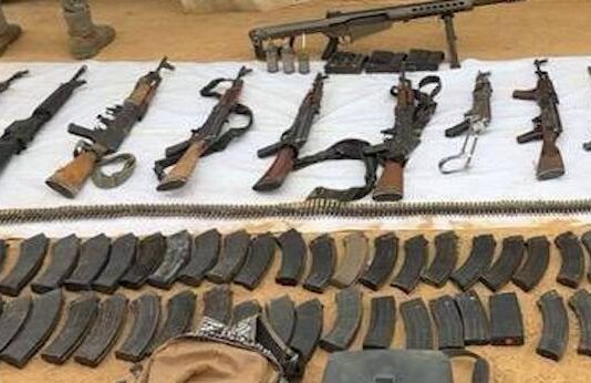 Abandonan arsenal, delincuentes logran huir