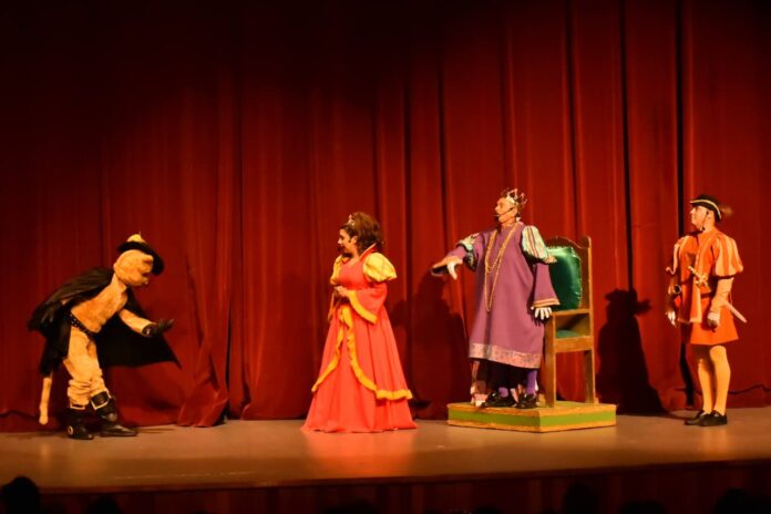 El Gato con Botas llena de alegría al público infantil en Fiestas del Pitic 2026; la puesta en escena abarrotó el teatro del COBACH con personas de todas edades dispuestas a disfrutar las peripecias del ingenioso felino.