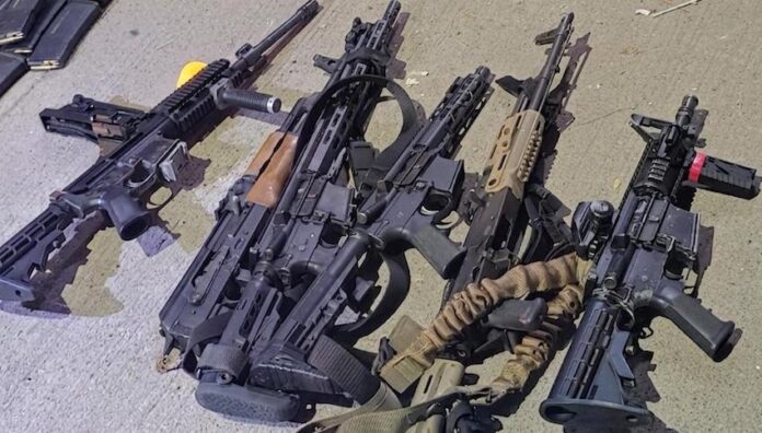 #Culiacán: Enfrentamiento de anoche, que duró varios minutos, dejó un muerto y dos heridos; dos sujetos fueron detenidos, y fueron asegurdas varias armas largas.