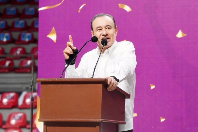 Gobernador Durazo beca a más de 600 atletas sonorenses y asegura su formación deportiva; durante su administración, el Gobierno de Sonora ha destinado más de 3 mil 666 millones de pesos en becas educativas y deportivas, consolidando una política histórica de apoyo a la juventud sonorense.
