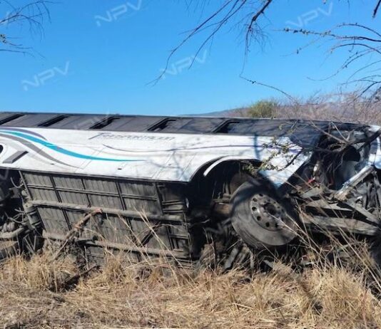 Vuelca camión de pasajeros; mueren 11 personas