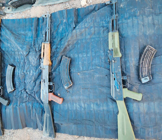 Localizan armas, cartuchos, cargadores, equipo táctico y vehículo robado