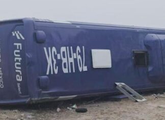 Vuelca camión de pasajeros; 2 muertos y 9 heridos
