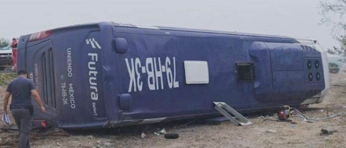 Vuelca camión de pasajeros; 2 muertos y 9 heridos; el autobús había salido de Monterrey y tenía como destino Tampico.