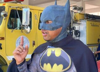 El “Batman” viajero; recorre a pie los 32 estados del país